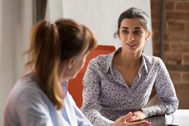 Persoon geeft uitleg aan andere collega